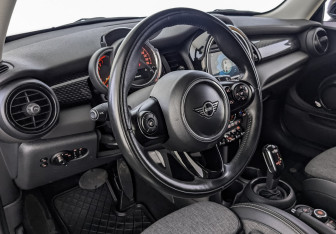 Подержанный автомобиль MINI Hatch 2019 года (15 фото)