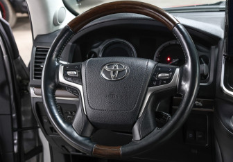 Подержанный автомобиль Toyota Land Cruiser Suv 2017 года (16 фото)