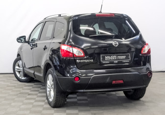 Подержанный автомобиль Nissan Qashqai+2 2011 года (6 фото)
