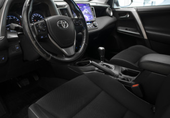 Подержанный автомобиль Toyota RAV4 2016 года (7 фото)