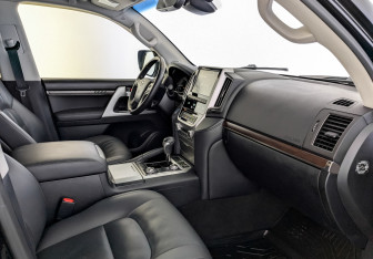 Подержанный автомобиль Toyota Land Cruiser Suv 2019 года (11 фото)