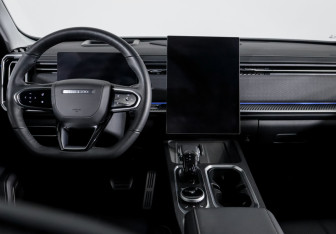 Подержанный автомобиль Jaecoo J7 2024 года (12 фото)