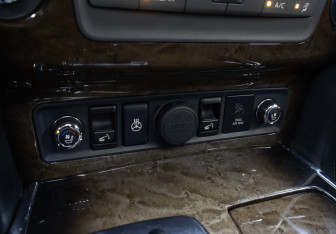 Подержанный автомобиль Infiniti QX56 2011 года (26 фото)