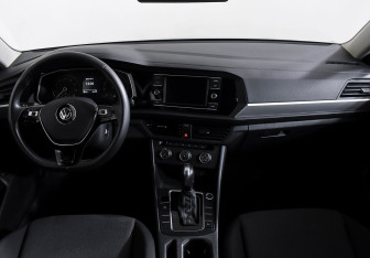 Подержанный автомобиль Volkswagen Jetta Sedan 2020 года (10 фото)