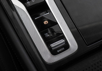 Подержанный автомобиль Hongqi H5 2024 года (14 фото)