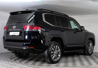Подержанный автомобиль Toyota Land Cruiser Suv 2023 года (5 фото)