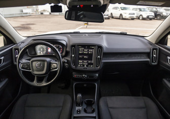Подержанный автомобиль Volvo XC40 2019 года (18 фото)