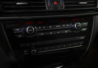 Подержанный автомобиль BMW X5 2014 года (15 фото)