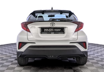 Подержанный автомобиль Toyota C-HR 2021 года (6 фото)