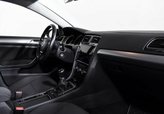 Подержанный автомобиль Volkswagen Golf Wagon 2018 года (8 фото)