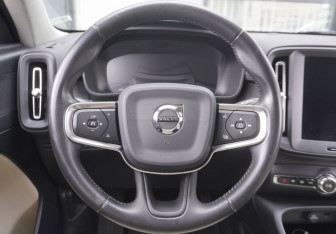 Подержанный автомобиль Volvo XC40 2019 года (14 фото)