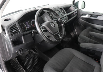 Подержанный автомобиль Volkswagen Caravelle 2017 года (9 фото)