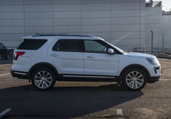 Подержанный автомобиль Ford Explorer 2018 года (4 фото)