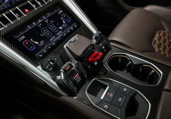 Подержанный автомобиль Lamborghini Urus 2020 года (21 фото)