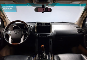 Подержанный автомобиль Toyota Land Cruiser Prado 2011 года (12 фото)