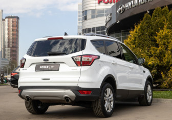 Подержанный автомобиль Ford Kuga 2017 года (4 фото)