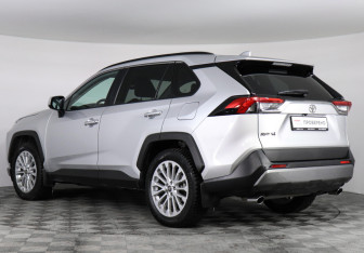 Подержанный автомобиль Toyota RAV4 2021 года (7 фото)