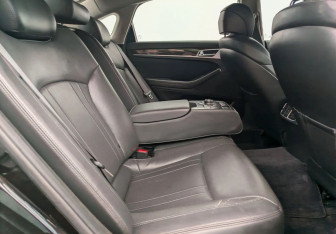 Подержанный автомобиль Genesis G80 2017 года (11 фото)