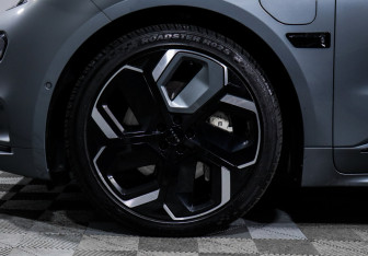 Подержанный автомобиль Zeekr 001 2022 года (15 фото)