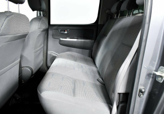 Подержанный автомобиль Toyota Hilux 2012 года (9 фото)