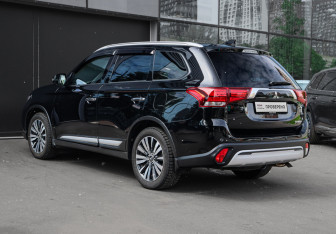 Подержанный автомобиль Mitsubishi Outlander 2021 года (6 фото)