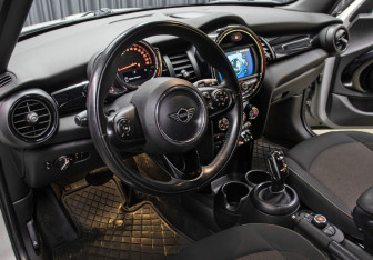 Подержанный автомобиль MINI Hatch 2019 года (16 фото)