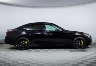 Подержанный автомобиль Infiniti Q50 2017 года (4 фото)