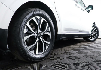 Подержанный автомобиль Kia Carnival 2021 года (9 фото)