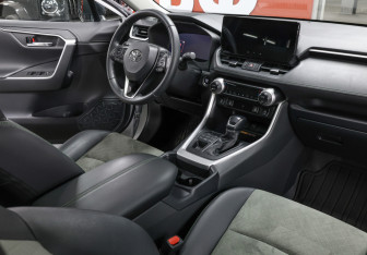 Подержанный автомобиль Toyota RAV4 2024 года (11 фото)
