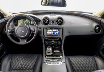 Подержанный автомобиль Jaguar XJ 2017 года (14 фото)