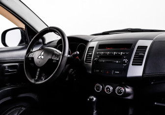 Подержанный автомобиль Mitsubishi Outlander 2010 года (9 фото)