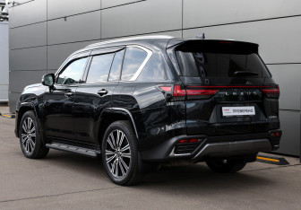 Подержанный автомобиль Lexus LX 2025 года (7 фото)