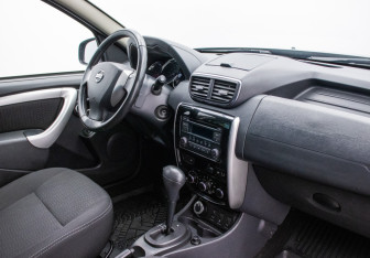 Подержанный автомобиль Nissan Terrano 2016 года (10 фото)