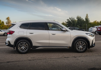 Подержанный автомобиль BMW X1 2023 года (4 фото)