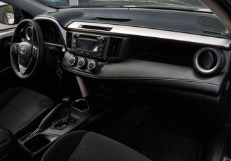 Подержанный автомобиль Toyota RAV4 2017 года (7 фото)