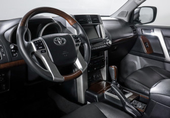 Подержанный автомобиль Toyota Land Cruiser Prado 2012 года (14 фото)