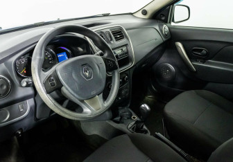 Подержанный автомобиль Renault Sandero 2015 года (7 фото)