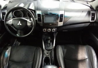 Подержанный автомобиль Mitsubishi Outlander 2006 года (9 фото)