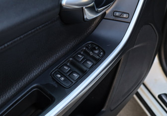 Подержанный автомобиль Volvo V60 2011 года (13 фото)