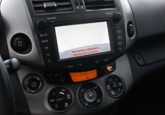 Подержанный автомобиль Toyota RAV4 2010 года (13 фото)
