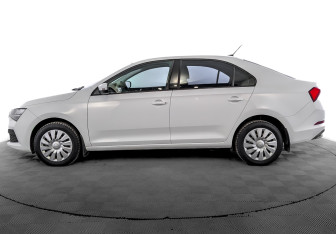 Подержанный автомобиль Skoda Rapid Liftback 2021 года (8 фото)