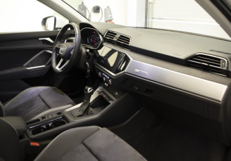Подержанный автомобиль Audi Q3 2023 года (26 фото)