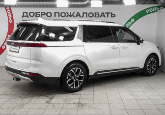 Подержанный автомобиль Kia Carnival 2022 года (4 фото)