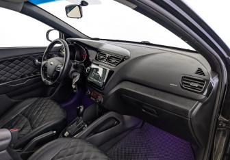 Подержанный автомобиль Kia Rio Sedan 2017 года (13 фото)