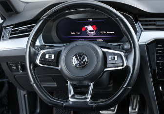 Подержанный автомобиль Volkswagen Arteon 2018 года (18 фото)