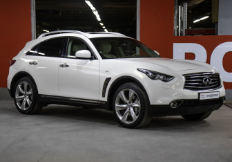 Подержанный автомобиль Infiniti FX 2012 года (3 фото)