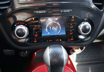 Подержанный автомобиль Nissan Juke 2011 года (13 фото)