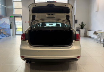 Подержанный автомобиль Volkswagen Jetta Sedan 2014 года (7 фото)