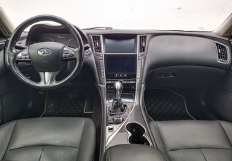 Подержанный автомобиль Infiniti Q50 2015 года (12 фото)