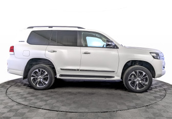 Подержанный автомобиль Toyota Land Cruiser Suv 2021 года (4 фото)